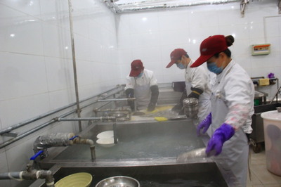 饮食服务中心高度重视餐具洗消工作，保障餐饮服务安全